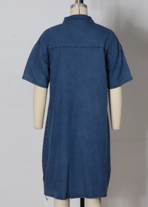 Vue arrière d'une robe en jean bleu moyen à manches courtes avec col rabattu classique