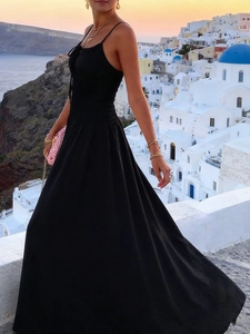 Dettaglio di abito nero estivo con vita a pieghe e orlo a trapezio svasato a Santorini