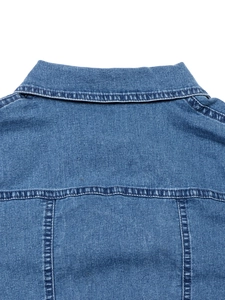 Detailansicht des Umlegekragens und der Nähte an einem klassischen blauen Jeanskleid