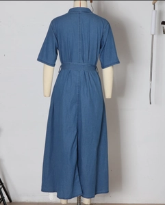 Vue arrière d'une robe en denim bleu avec col en V, manches courtes et ceinture
