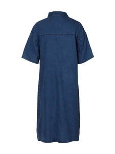 Vue arrière d'une robe en jean bleu foncé à manches courtes et col rabattu