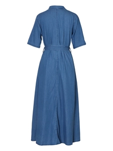 Vue arrière d'une robe longue en jean bleu avec manches courtes et ceinture à la taille