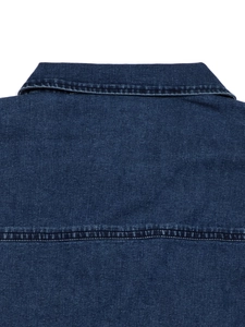 Détails du dos d'une robe en jean bleu foncé avec doubles coutures renforcées