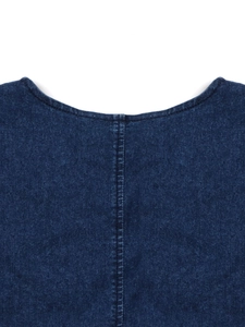 Détail du col rond et des doubles coutures sur une robe en denim bleu foncé