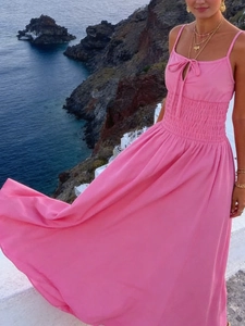 Dettaglio dell'abito lungo estivo rosa con laccio frontale e corpetto elastico a punto smock
