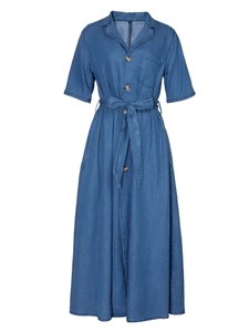 Robe en jean bleu foncé avec col en V, boutons et ceinture nouée en coupe évasée