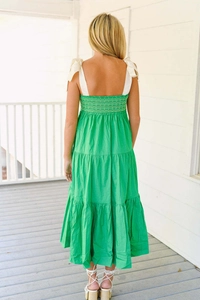 Vue arrière robe longue verte à volants avec bretelles à nœuds blancs et taille haute