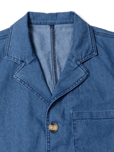 Détail de la robe en jean col en V avec revers classique et poche boutonnée