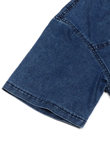 Vue détaillée de la manche en denim bleu foncé avec des coutures doubles renforcées