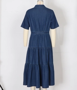 Vista posteriore di un abito midi in denim blu scuro a maniche corte con gonna a strati