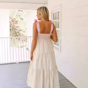 Robe longue bohème crème avec bretelles en ruban de soie rose et dos froncé extensible chic