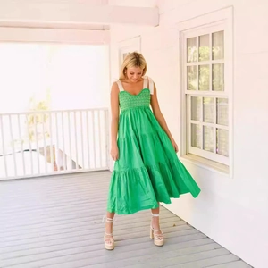 Robe d'été verte à volants avec bretelles blanches froncées pour un look de vacances