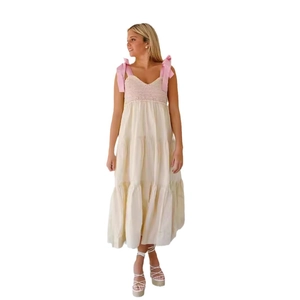 Robe midi à volants beige avec bretelles à nœuds roses et coupe ample pour les vacances