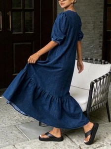 Robe maxi en jean bleu foncé à manches courtes bouffantes et ourlet à volants