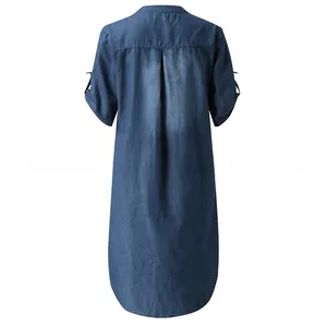 Dettaglio del retro dell'abito in denim con classica piega a cannoncino e lavaggio
