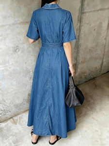 Robe midi en jean bleu foncé avec col en V et ceinture nouée, vue de dos élégante