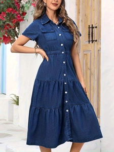 Abito a camicia in denim blu scuro con balze a strati e tasche sul petto con bottoni