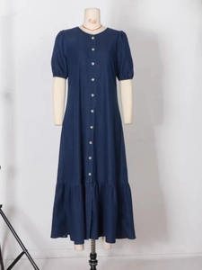 Robe maxi en jean bleu foncé à manches bouffantes, boutonnage avant et volants bas