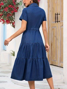 Abito di jeans blu scuro a maniche corte con vita sciancrata e gonna a balze