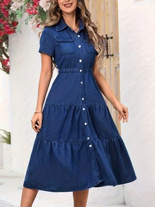 Dettaglio dell'abito midi in denim blu scuro con bottoni frontali e gonna a balze