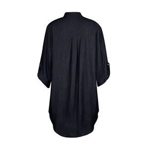 Détails du dos d'une robe en jean avec plis et manches retroussables à pattes