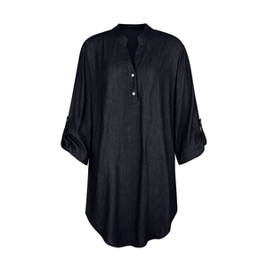 Détail d'une robe en jean à col en V avec boutons blancs et manches retroussables