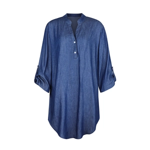 Détail d'une robe en jean avec col en V, manches réglables et boutons blancs contrastés