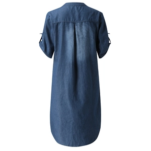 Abito in denim blu scuro con scollo a V da donna, vista posteriore con piega e bottoni