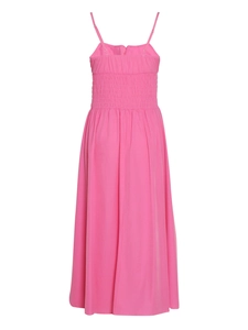 Dettaglio dell'abito lungo fucsia con schiena elastica a punto smock e spalline
