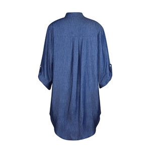 Vue détaillée du dos d'une robe en jean bleu foncé avec pli plat et manches retroussables