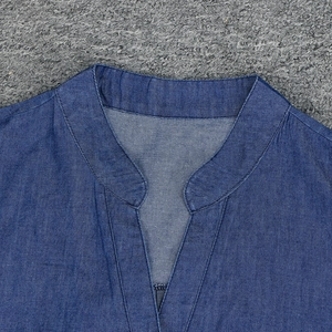 Détail du col en V et du col montant sur une robe en denim bleu respirant pour femmes