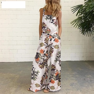 Détail d'une combinaison bohème à jambes larges avec imprimé tropical sur fond blanc