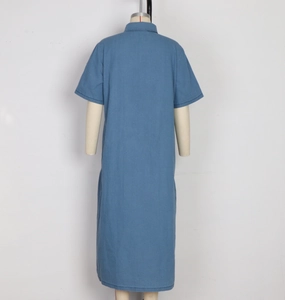 Vista posteriore di un abito lungo in denim blu su manichino con silhouette dritta retrò