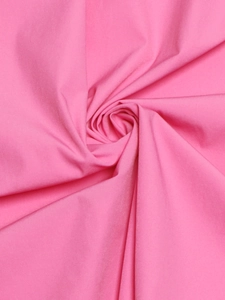 Vista macro dettagliata della trama liscia del tessuto rosa e del materiale del vestito