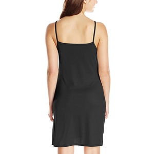 Robe nuisette noire minimaliste pour femme avec fines bretelles et décolleté carré au dos
