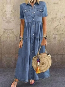 Dettaglio di un abito a camicia in denim blu con bottoni monopetto e gonna a balze