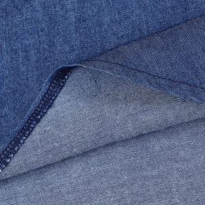 Gros plan détaillé montrant la texture croisée fine et les coutures propres du tissu denim