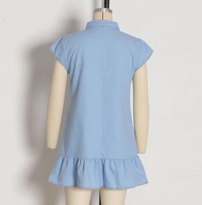 Vue arrière d'une robe trapèze bleu clair à manches courtes avec ourlet à volants sur mannequin