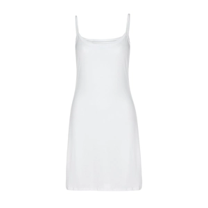 Détail d'une robe d'été blanche unie avec de fines bretelles spaghetti et col U