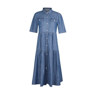 Abito midi classico in denim blu con maniche corte e gonna a balze a strati