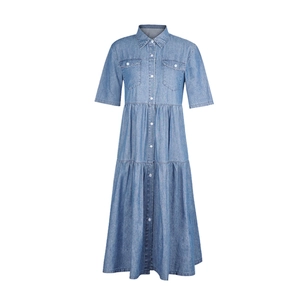 Dettaglio dell'abito midi in denim azzurro con colletto a camicia e bottoni frontali