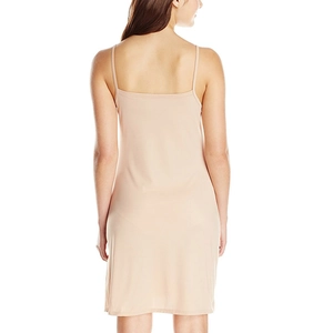 Vue arrière détaillée d'une robe minimaliste à fines bretelles de couleur chair unie
