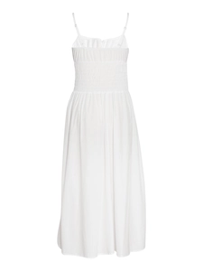 Dettaglio del retro elasticizzato a punto smock e spalline sul vestito bianco