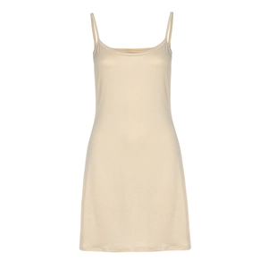 Vue détaillée du tissu beige aspect soie et de la texture lisse de la robe d'été à bretelles