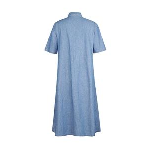 Dettaglio della cucitura posteriore e del taglio a trapezio dell'abito lungo in denim blu