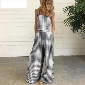 Détail de la combinaison vichy noir et blanc à jambes larges avec boutons latéraux