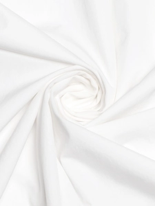 Vista macro dettagliata che mostra la texture del tessuto di cotone bianco e i drappeggi