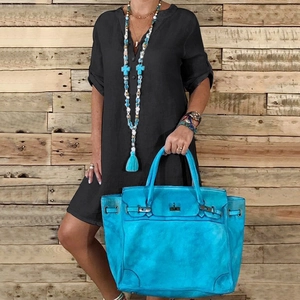 Robe en jean noire ample à col en V pour femme avec collier turquoise et sac à main bleu