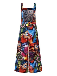 Vue détaillée d'une salopette large pour femme avec des imprimés abstraits colorés
