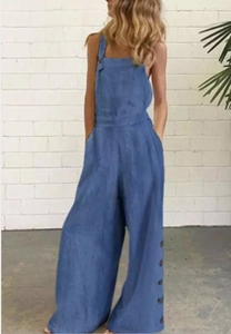 Détail d'une salopette en lin bleu avec boutons latéraux et coupe jambe large